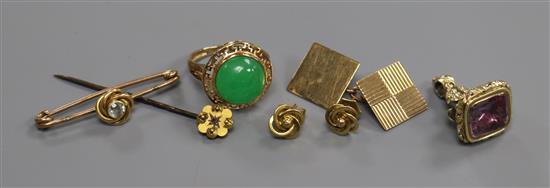 A 10K gold and jade cabochon ring, a pinchbeck and amethyst fob seal and sundries,